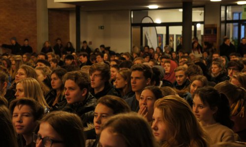 Alle Kirchenbänke sind voll besetzt - mit Jugendlichen!