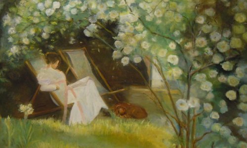 Eine Frau im blühenden Garten