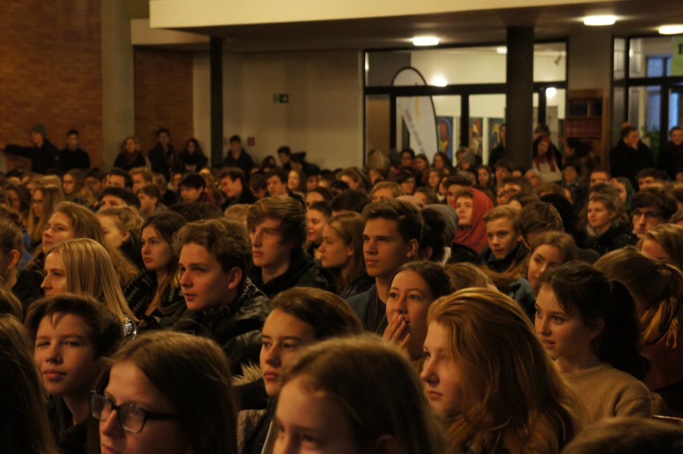 Alle Kirchenbänke sind voll besetzt - mit Jugendlichen!